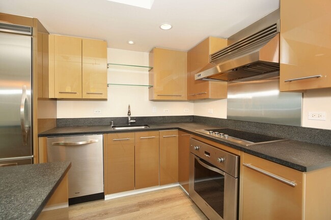 Building Photo - Convenient Downtown Living!