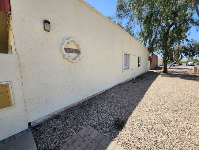 Building Photo - 2725 E Tierra Buena Ln