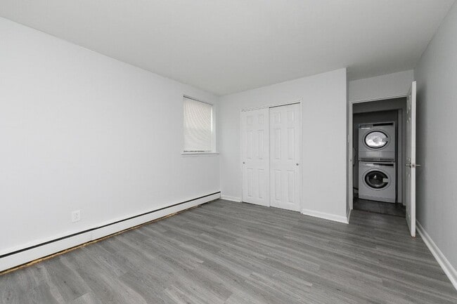 Bedroom - Longshore Apartments