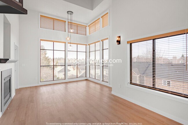 Building Photo - Updated Two Level Condo in the Heart of Do...