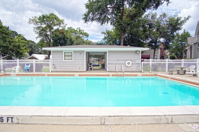 Building Photo - Spacious Sunrunner Place 2/2 Condo with Vaulted Ceilings, Community Pool & Prime Pensacola Location