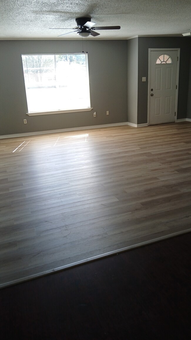 Building Photo - 23 Parkland Cir