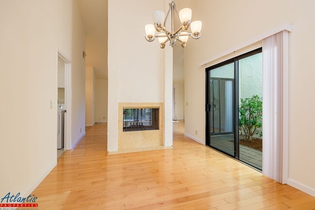 Building Photo - 4015 Villa Vista