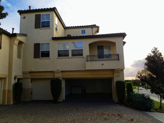 Foto del edificio - 1350 sqft 2 Bed plus Den, 2 Bath Chula Vista 2Car Garage, Gated community