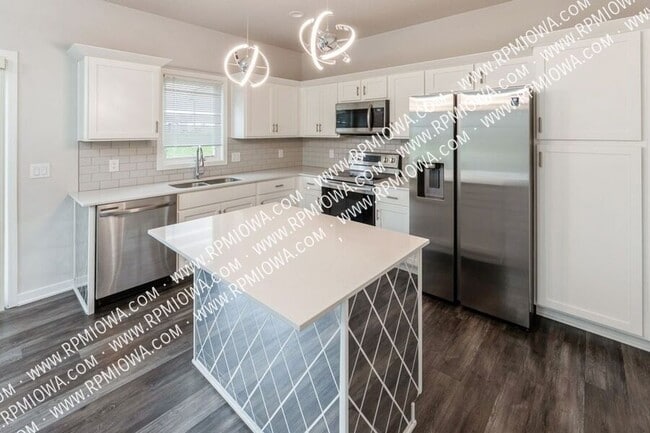 Building Photo - 16619 Oakwood Dr