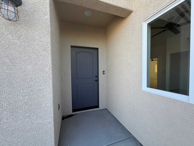 Foto del edificio - Brand-New 3-Bedroom Duplex with Modern Finishes and Private Backyard in Bullhead City!