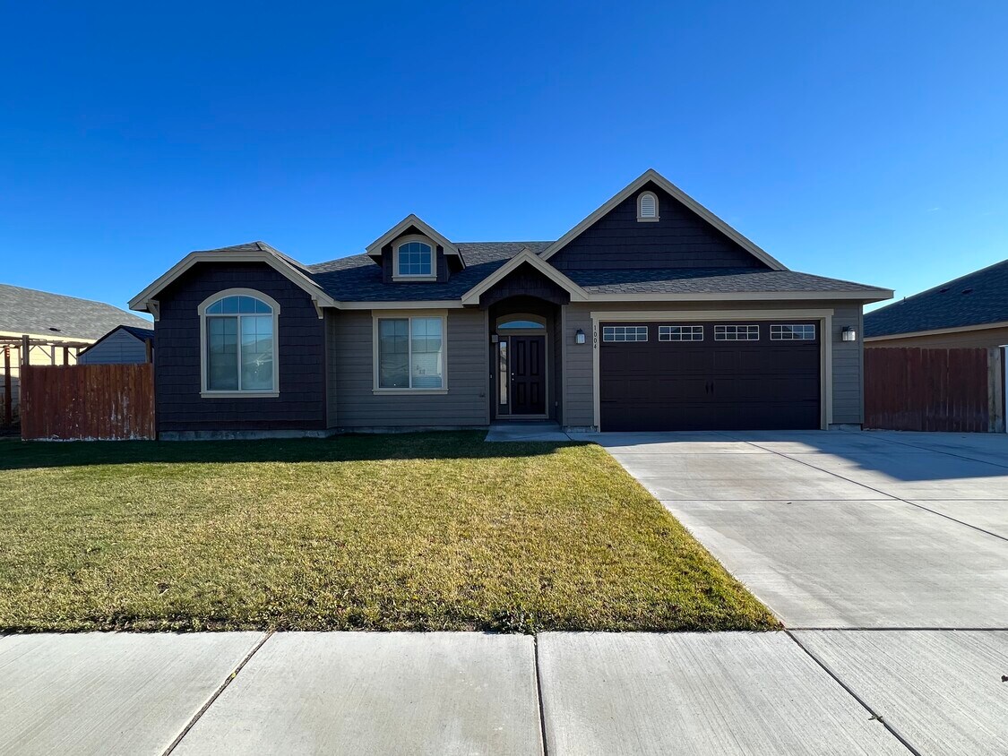 1004 Willow Ave NE, Quincy, WA 98848 House Rental in Quincy, WA