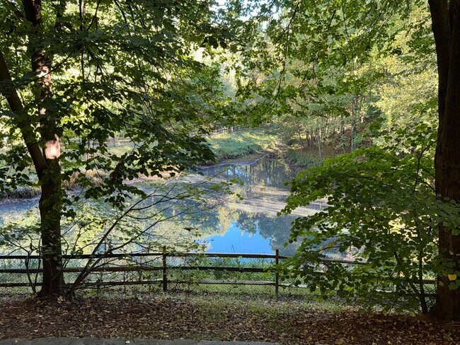 Foto del edificio - Beautiful 3BR 2BA condo located in the Decoverly neighborhood of Rockville