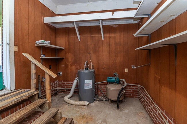 Building Photo - Brick Ranch in Pikeville! Lawn care included!