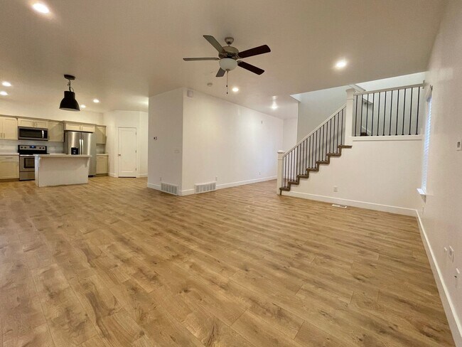 Building Photo - Gorgeous home in American Fork!