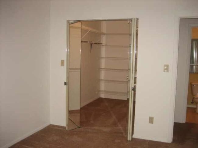 Building Photo - 125 Twin Oaks Dr