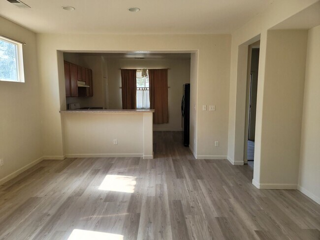 Building Photo - 3 bedrooms, office or den, 2 bath home in ...