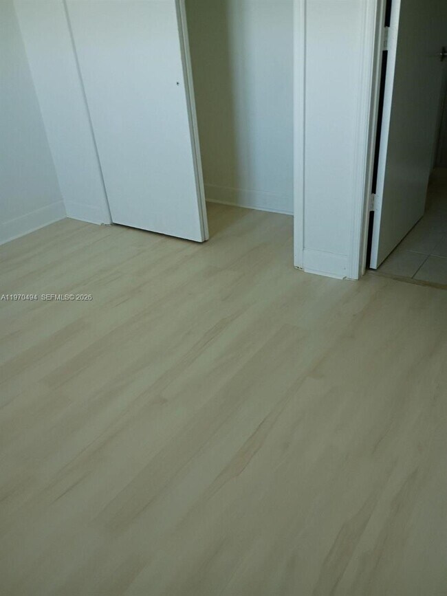 Foto del edificio - 15051 Royal Oaks Ln