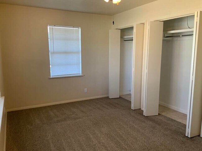 Building Photo - Good looking, updated 2 bedroom close to c...