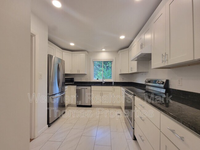 Building Photo - 111 Twisted Oak Pl
