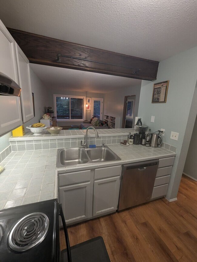 Foto del edificio - 2 bed/1 bath Crowhill condo on Douglas- Unfurnished