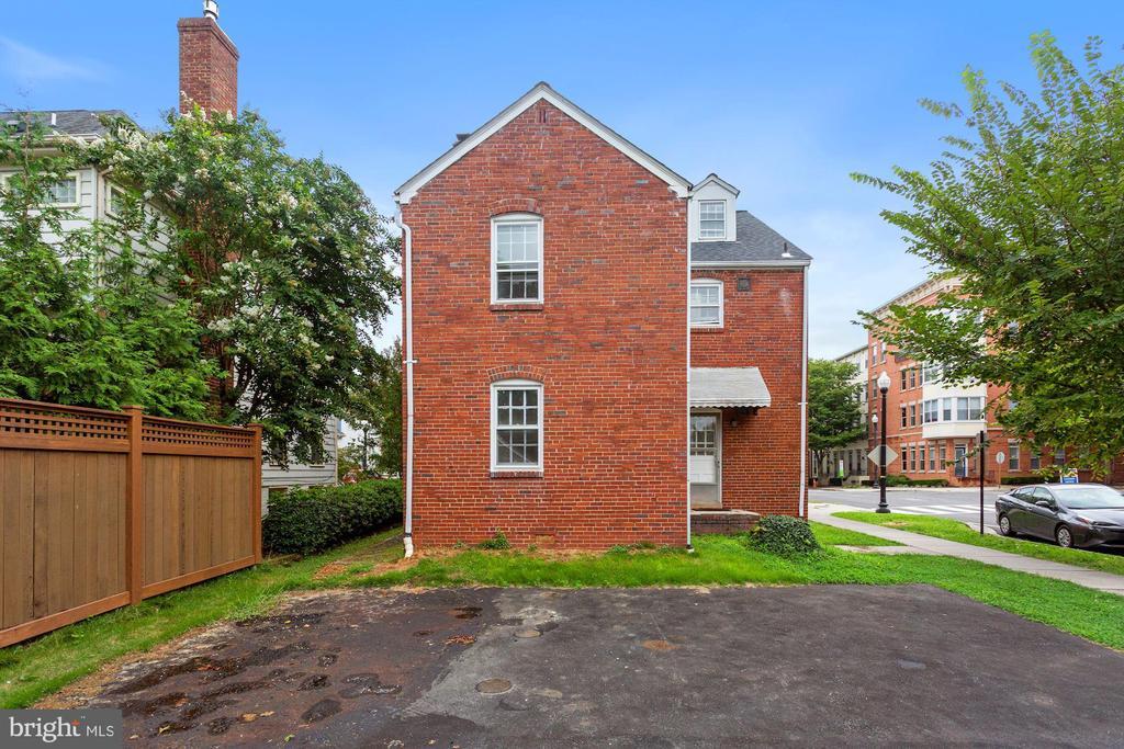Primary Photo - 1300 N Hudson St