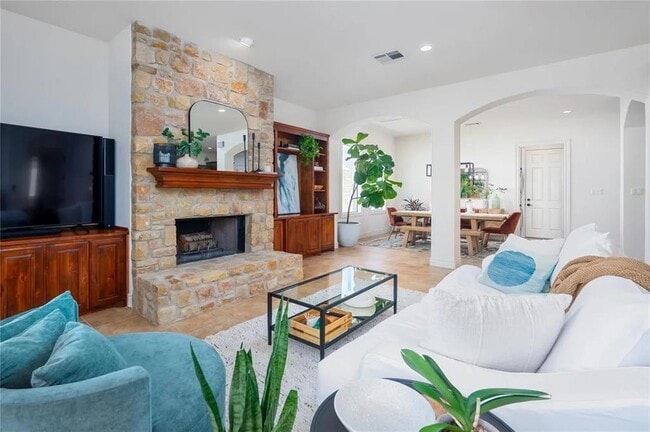 Building Photo - 15 Chandon Ln
