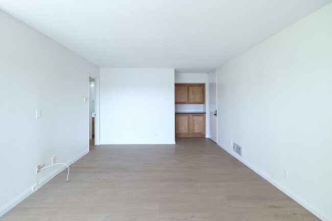 Foto del edificio - 2 Bedroom + 2 Bathroom | Channel Islands Marina Condo | Unfurnished