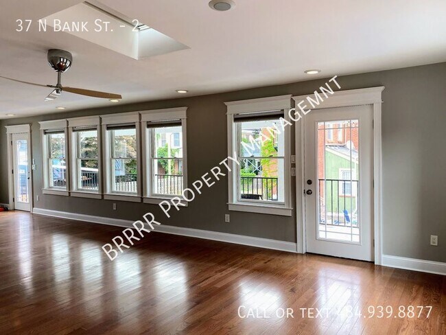 Building Photo - HUGE Dual Master Suite Apartment in histor...