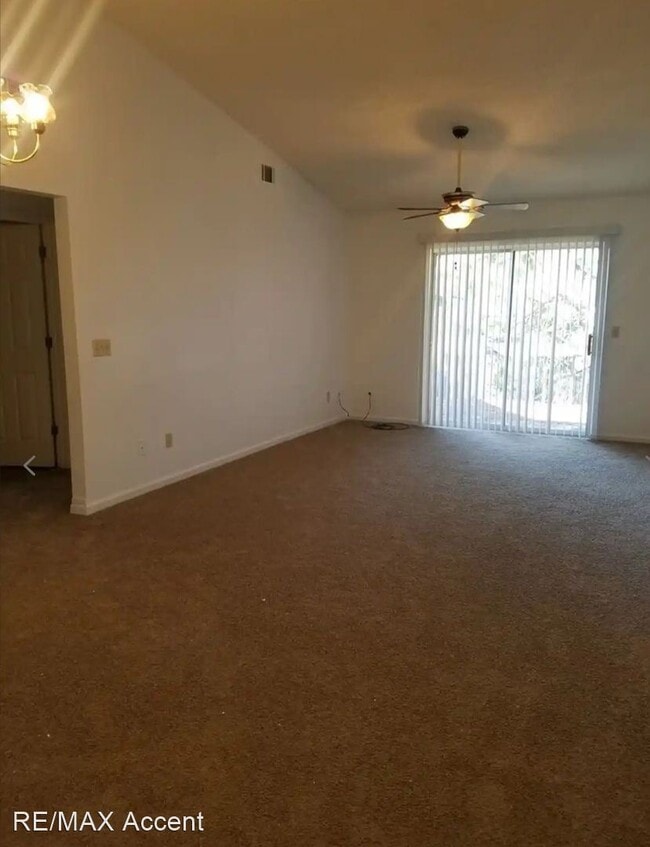 Building Photo - 3 br, 2 bath House - 910 Brett Dr. #38