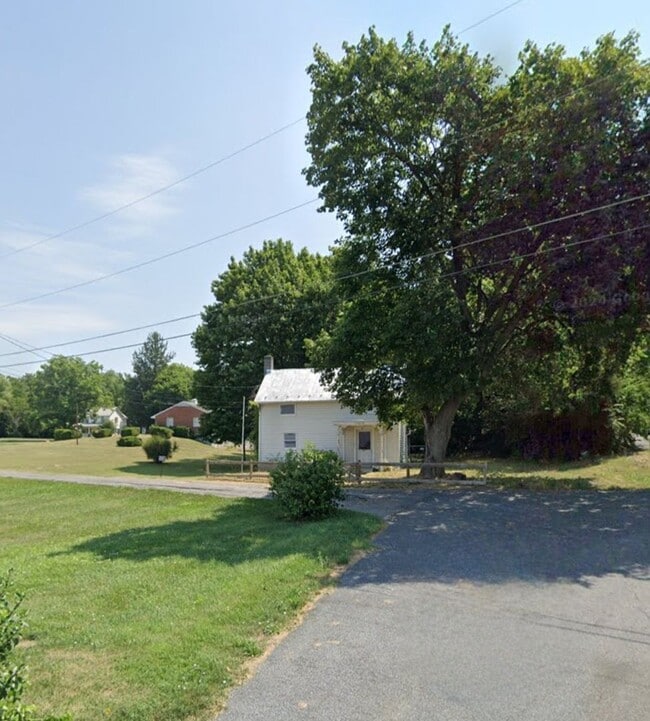 Building Photo - Handyman Special! Rent or Rent-to-Own – 3 Bedroom, 2 Bath House with a Spacious Yard