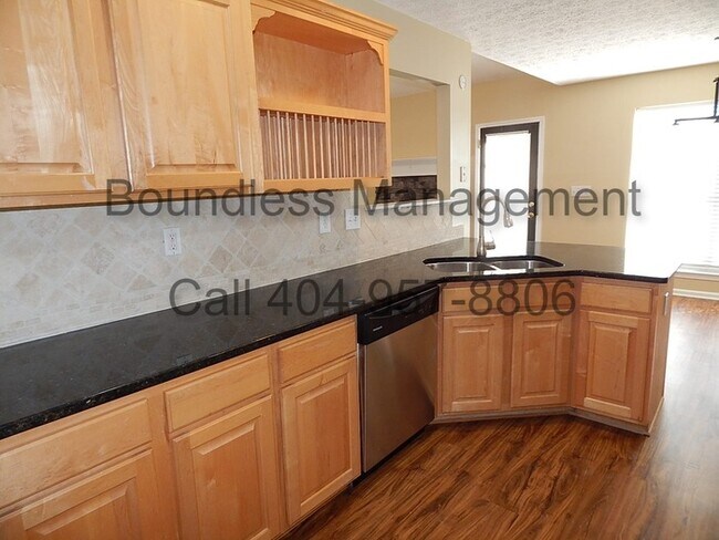 Building Photo - Elegant 5 BR/2 BA Home in Wynbrook with Mu...