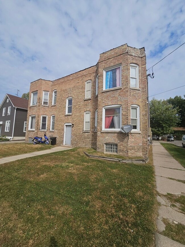 Building Photo - 2002 57th St