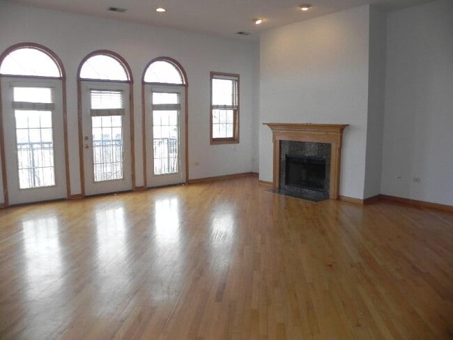 Building Photo - 2535 N Southport Ave