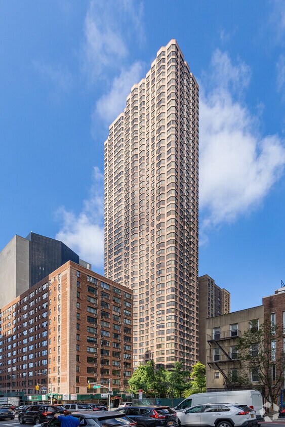 Primary Photo - 245 E 39th St
