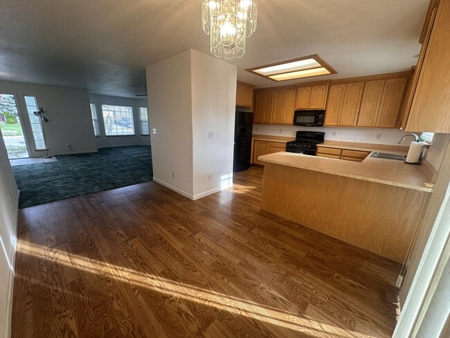 Building Photo - 1250 Shadow Mountain Dr