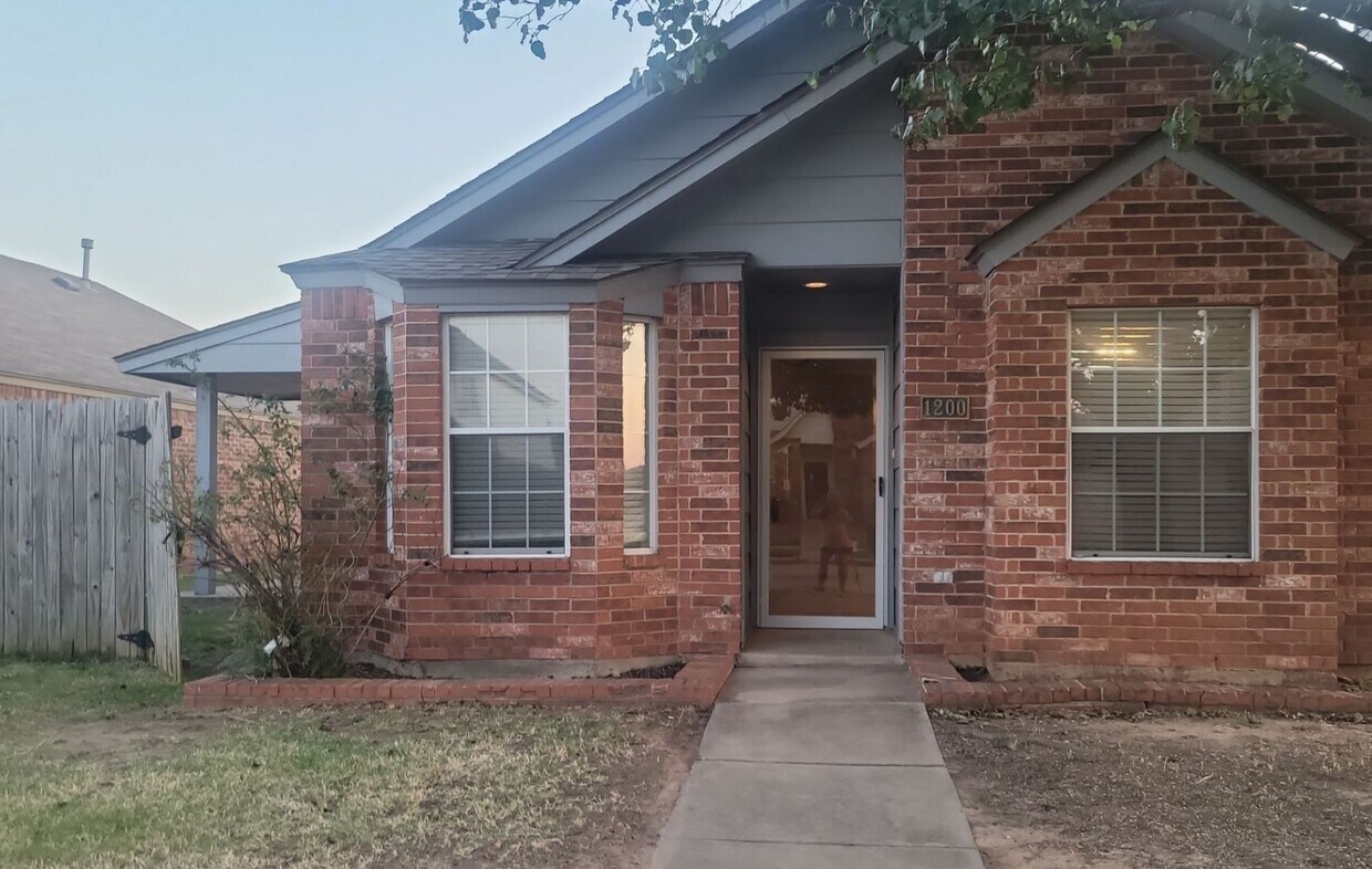 Available Now! Moore very near Southmoore... - Available Now!  Moore very near Southmoore...