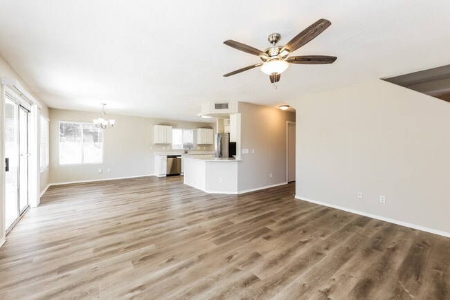 Building Photo - 14837 W Columbine Dr