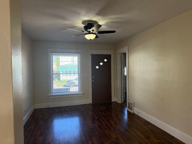 Foto del edificio - 1147 W 22nd St