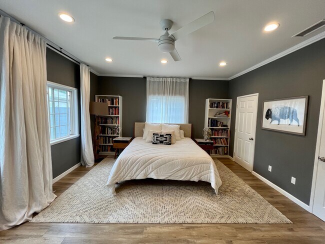 Master Bedroom - 6507 Hayvenhurst Ave