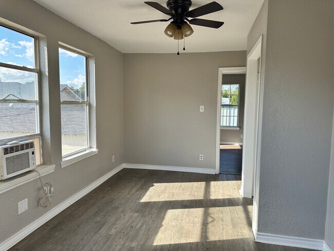 Building Photo - Garage Apartment Available!
