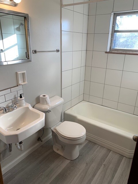 Full Bathroom - 265 Broadmeadows Blvd