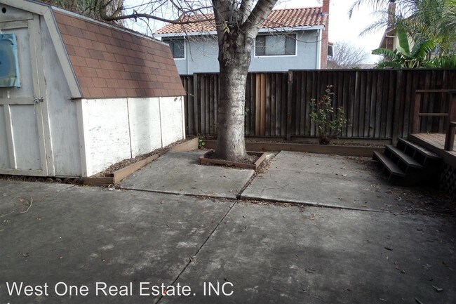 Building Photo - 800 Kings Canyon Ct