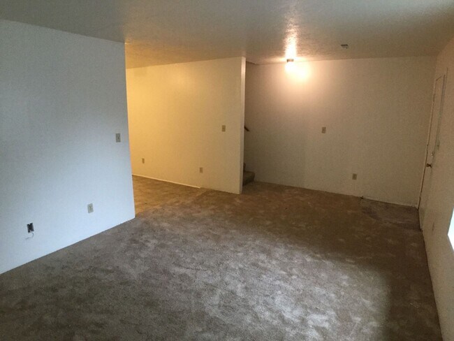 Building Photo - Blacksburg, 4 BR / 2.5 BA Townhouse, Avail...