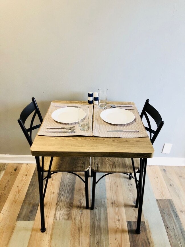 Building Photo - Fantastic location! FURNISHED 1bed/1bath available for March 2026 move in!