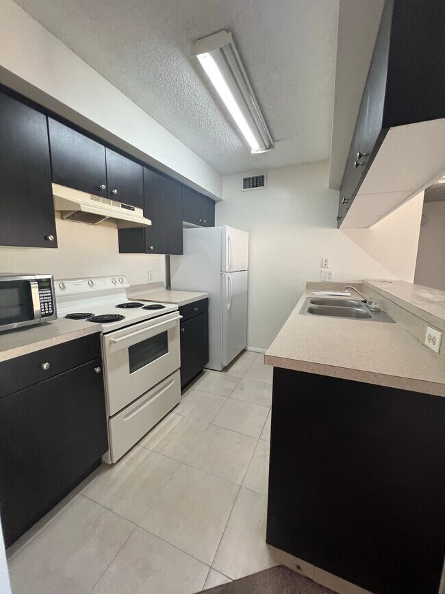 Building Photo - 5321 Summerlin Rd