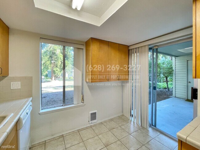 Building Photo - 2 br, 2 bath Condo - 4635 W Lake Sammamish...
