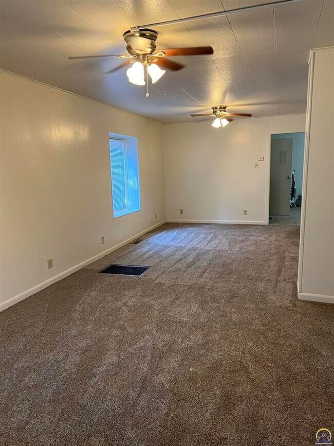 Foto del edificio - **Available Immediately** 4 bedroom / 1 bath home located near Washburn University
