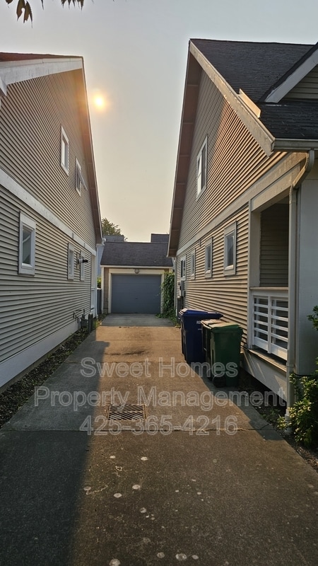 Building Photo - 6513 31st Ave S