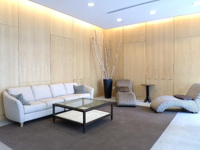 Building Photo - 601 Albany St