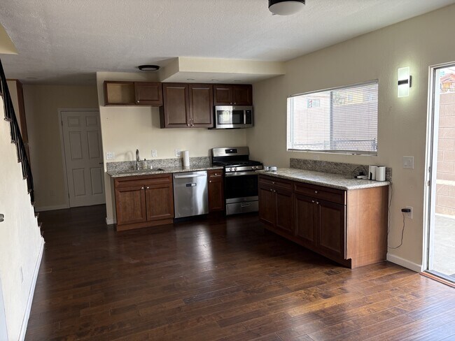 Foto del edificio - 2415 E 20th St