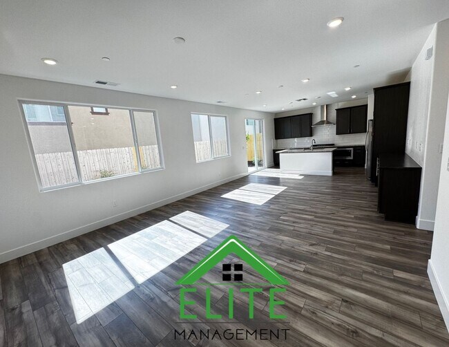 Foto del edificio - Spacious 4-Bedroom Home in Prime Folsom Lo...