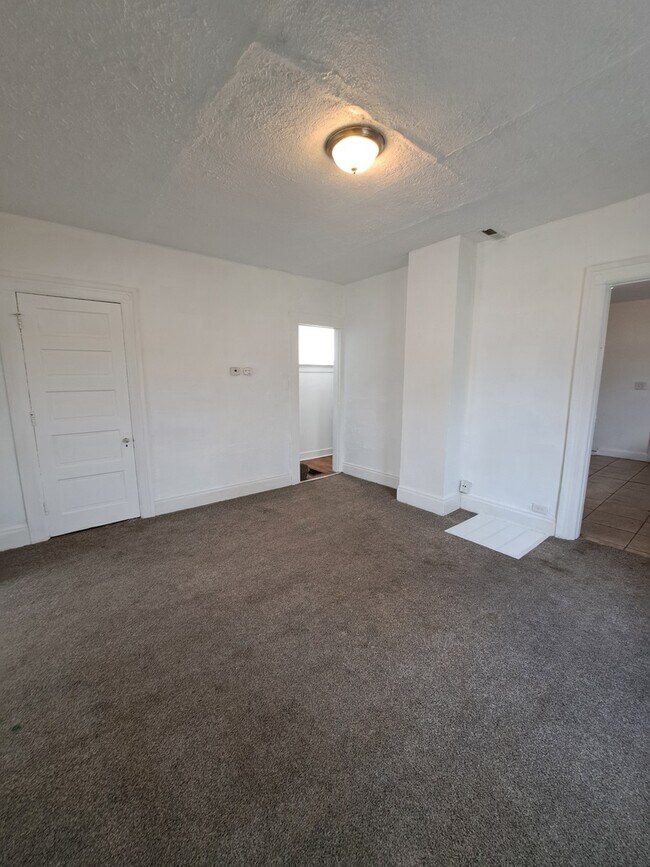 Building Photo - 511 Parrot St