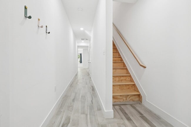 Building Photo - 131 Zabriskie St