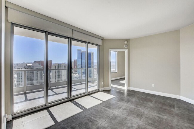 Foto del edificio - Turnberry Towers 4305W-Strip/City Views from this Stunning 3Bd/2.5Ba Residence